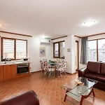 Mountain View With Balcony & Access Nearby - Serendipity Apartamento