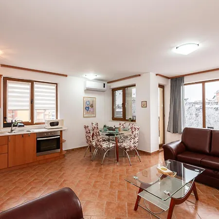 Mountain View With Balcony & Access Nearby - Serendipity Апартаменти