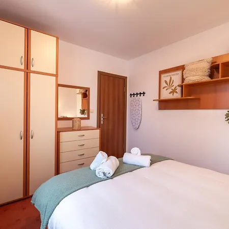 Mountain View With Balcony & Access Nearby - Serendipity *