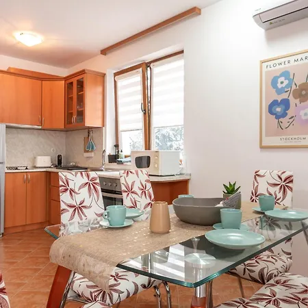 Апартаменти Mountain View With Balcony & Access Nearby - Serendipity *