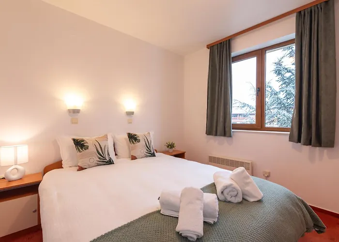 Mountain View With Balcony & Access Nearby - Serendipity Banszko